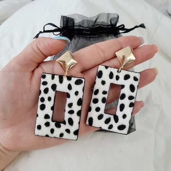 Fashion Earrings - Picture 1 of 1